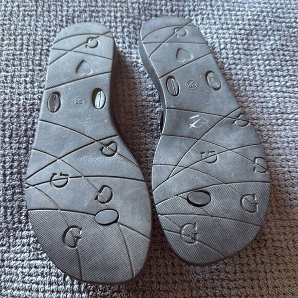 Guess Black Flip Flop Sandals with Gold Heart Bow‎ Charm Size 8 - Picture 5 of 6